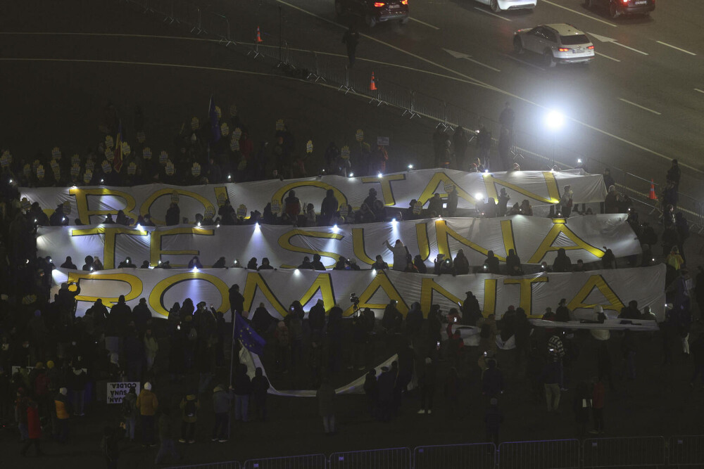 Protest-coregrafie în Piața Victoriei, cu mesaj direct pentru Ilie Bolojan. Oamenii cer modificarea Legilor Justiției. FOTO - Imaginea 4