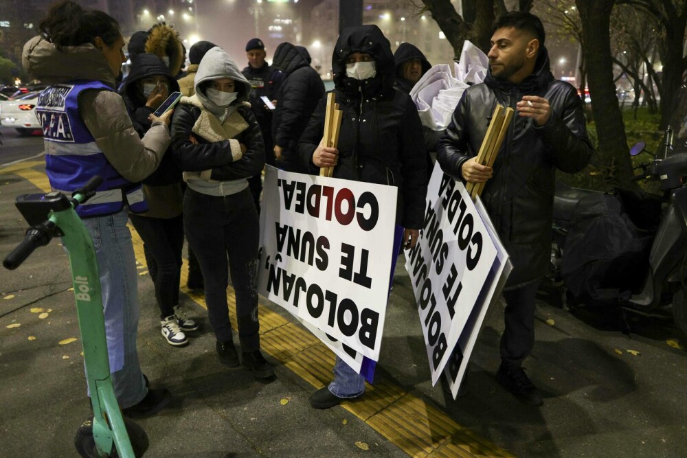 Protest-coregrafie în Piața Victoriei, cu mesaj direct pentru Ilie Bolojan. Oamenii cer modificarea Legilor Justiției. FOTO - Imaginea 6