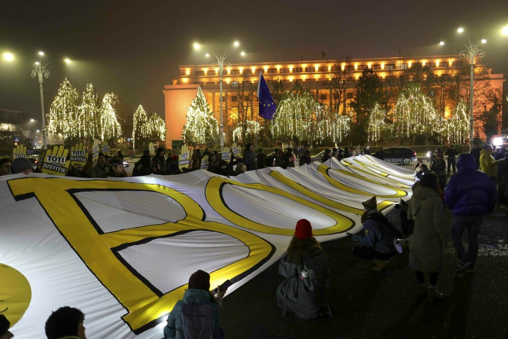 Protest-coregrafie în Piața Victoriei, cu mesaj direct pentru Ilie Bolojan. Oamenii cer modificarea Legilor Justiției. FOTO - Imaginea 7