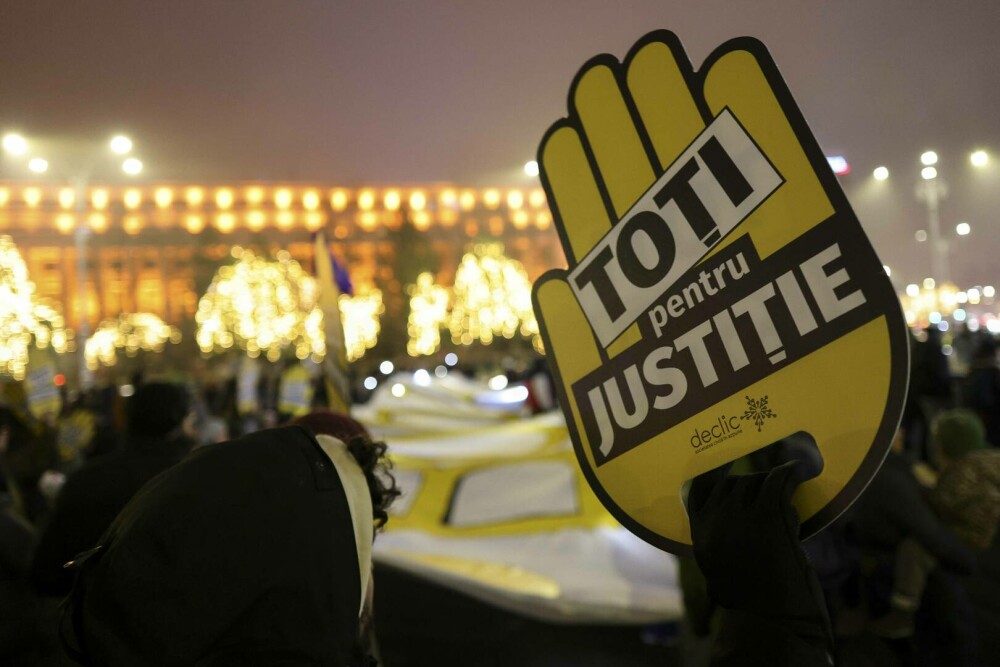 Protest-coregrafie în Piața Victoriei, cu mesaj direct pentru Ilie Bolojan. Oamenii cer modificarea Legilor Justiției. FOTO - Imaginea 8