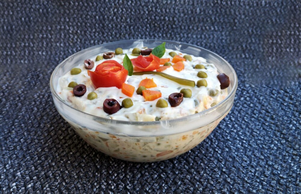 Reţeta originală de salată boeuf cu carne de vită pentru masa de Crăciun. Trucul folosit de gospodinele experimentate - Imaginea 2