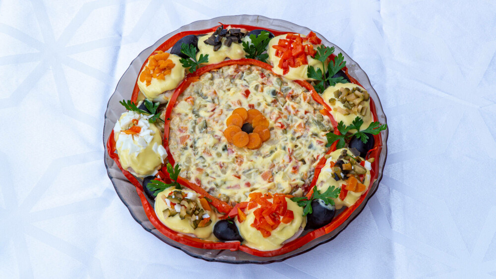 Reţeta originală de salată boeuf cu carne de vită pentru masa de Crăciun. Trucul folosit de gospodinele experimentate - Imaginea 11