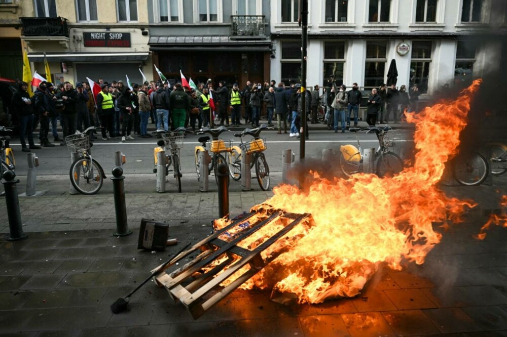 Protest violent în Bruxelles. Mii de fermieri au ieșit în stradă, polițiștii au folosit tunurile cu apă și gaze lacrimogene - Imaginea 3