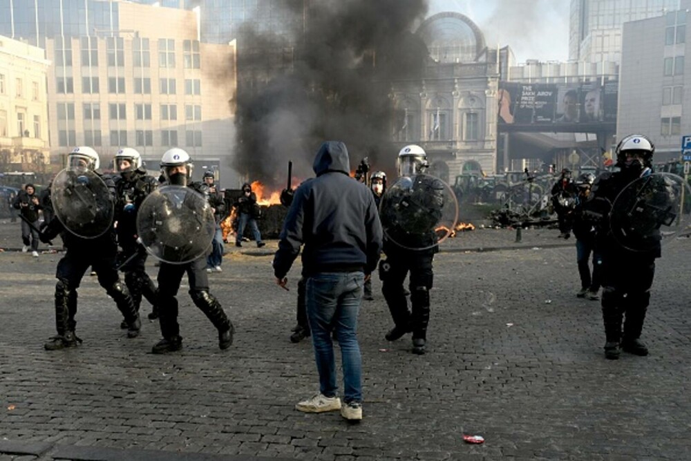 Protest violent în Bruxelles. Mii de fermieri au ieșit în stradă, polițiștii au folosit tunurile cu apă și gaze lacrimogene - Imaginea 2