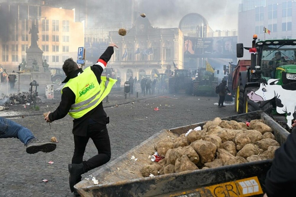 Protest violent în Bruxelles. Mii de fermieri au ieșit în stradă, polițiștii au folosit tunurile cu apă și gaze lacrimogene - Imaginea 1