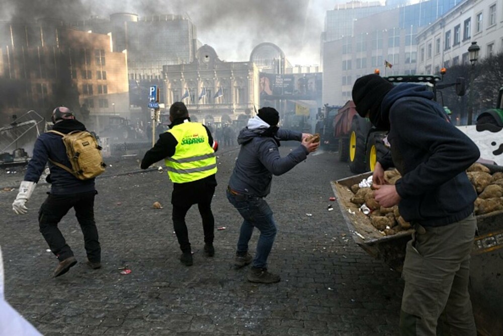 Protest violent în Bruxelles. Mii de fermieri au ieșit în stradă, polițiștii au folosit tunurile cu apă și gaze lacrimogene - Imaginea 4