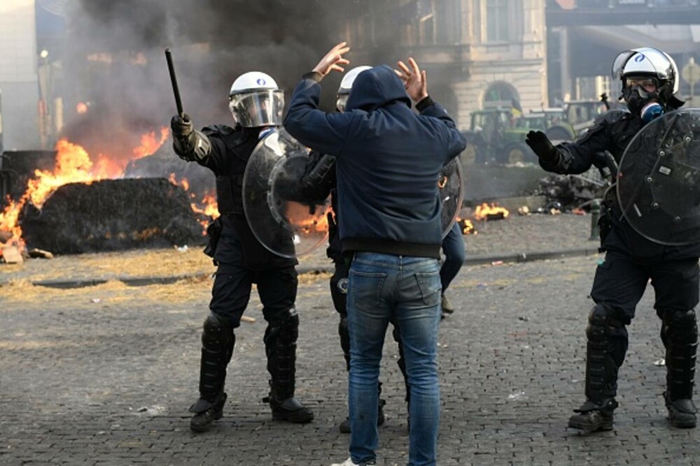 Protest violent în Bruxelles. Mii de fermieri au ieșit în stradă, polițiștii au folosit tunurile cu apă și gaze lacrimogene - Imaginea 6