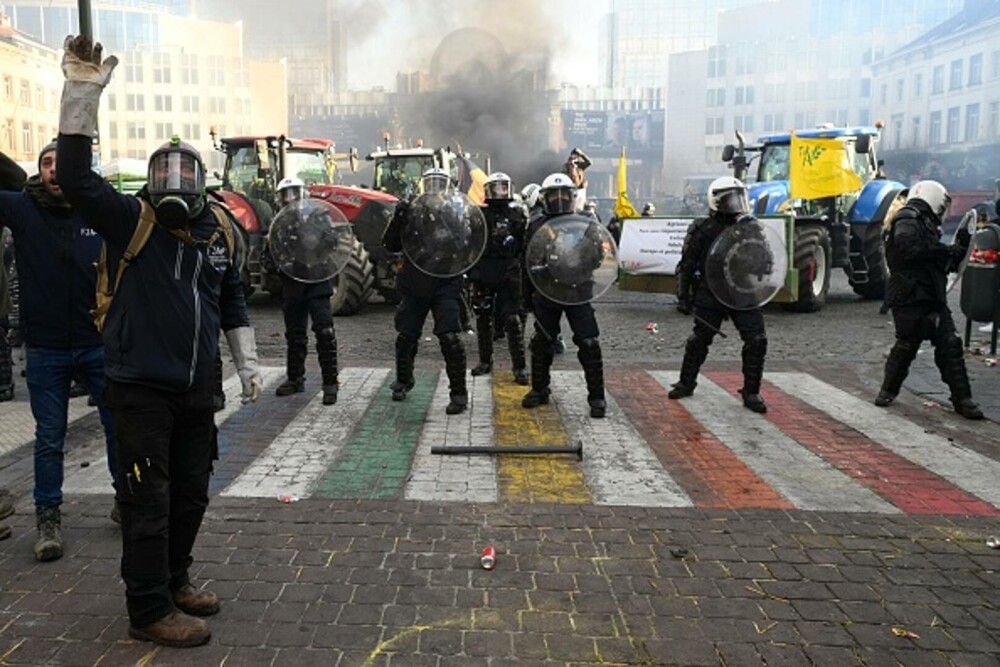 Protest violent în Bruxelles. Mii de fermieri au ieșit în stradă, polițiștii au folosit tunurile cu apă și gaze lacrimogene - Imaginea 7