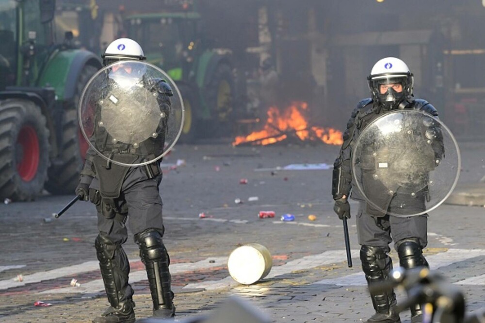 Protest violent în Bruxelles. Mii de fermieri au ieșit în stradă, polițiștii au folosit tunurile cu apă și gaze lacrimogene - Imaginea 8