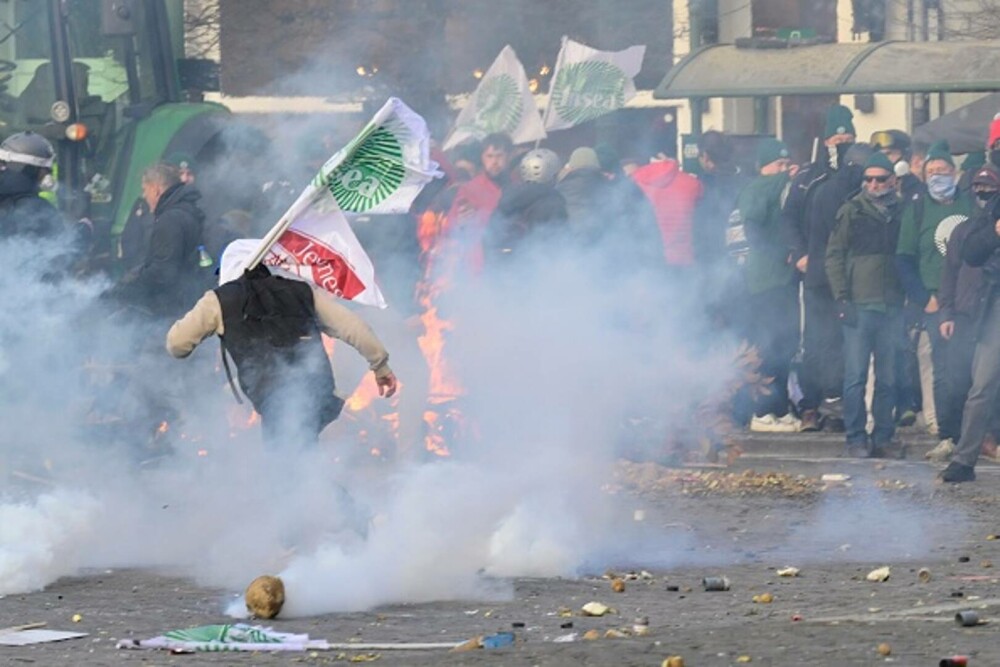 Protest violent în Bruxelles. Mii de fermieri au ieșit în stradă, polițiștii au folosit tunurile cu apă și gaze lacrimogene - Imaginea 9