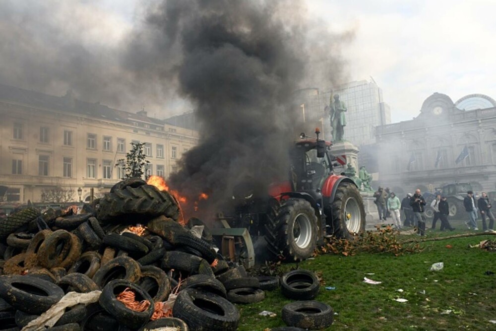 Protest violent în Bruxelles. Mii de fermieri au ieșit în stradă, polițiștii au folosit tunurile cu apă și gaze lacrimogene - Imaginea 10