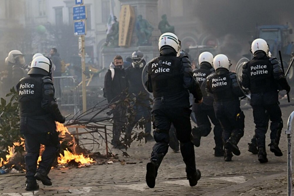 Protest violent în Bruxelles. Mii de fermieri au ieșit în stradă, polițiștii au folosit tunurile cu apă și gaze lacrimogene - Imaginea 11