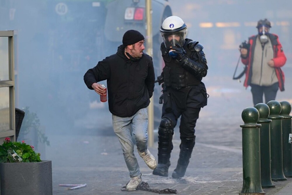 Protest violent în Bruxelles. Mii de fermieri au ieșit în stradă, polițiștii au folosit tunurile cu apă și gaze lacrimogene - Imaginea 12