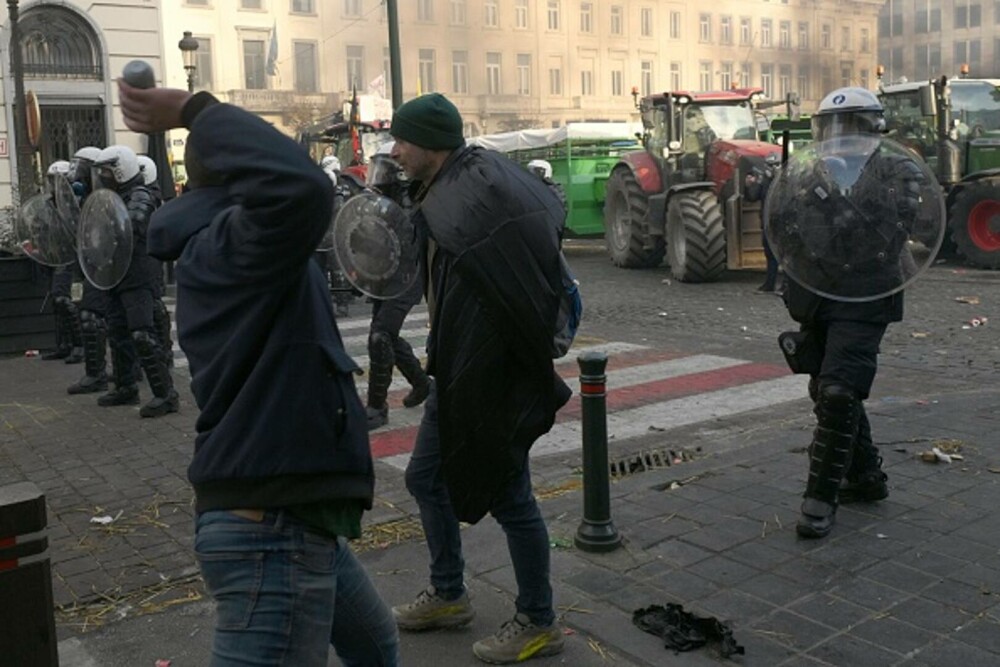 Protest violent în Bruxelles. Mii de fermieri au ieșit în stradă, polițiștii au folosit tunurile cu apă și gaze lacrimogene - Imaginea 14