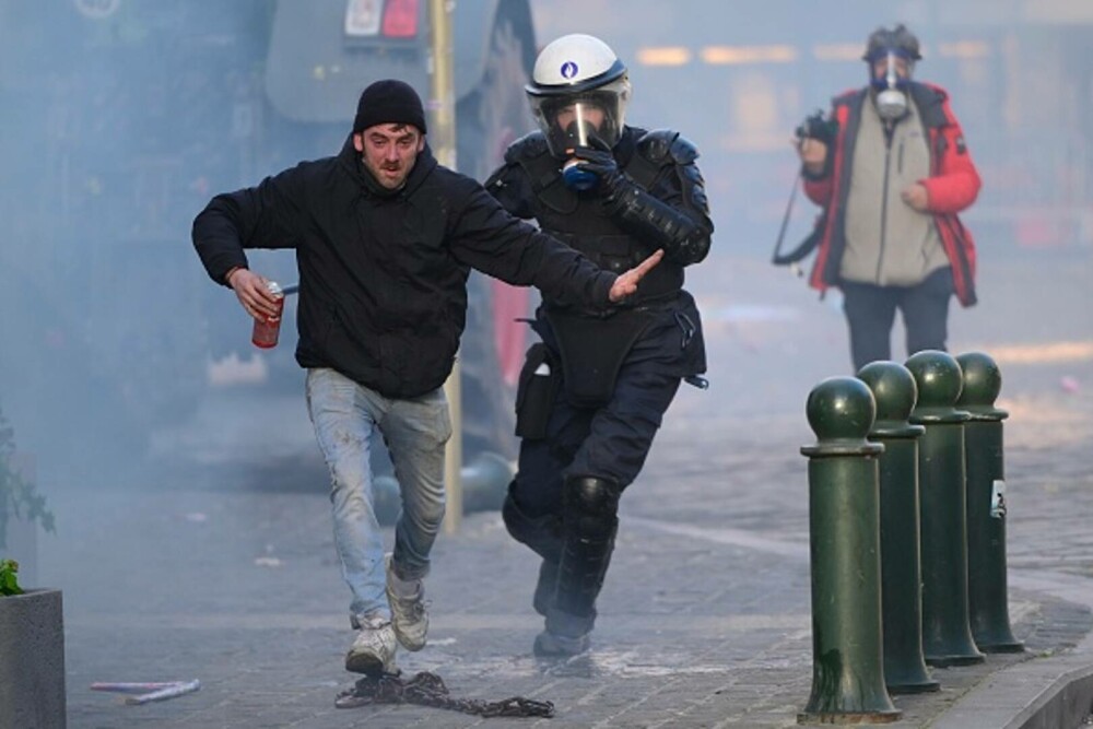Protest violent în Bruxelles. Mii de fermieri au ieșit în stradă, polițiștii au folosit tunurile cu apă și gaze lacrimogene - Imaginea 16