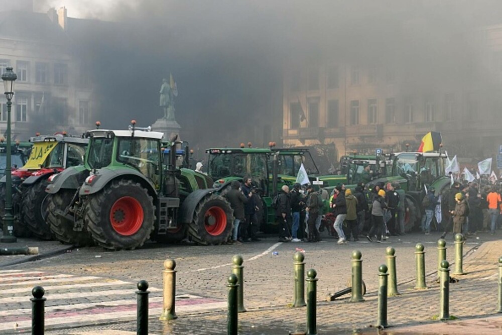 Protest violent în Bruxelles. Mii de fermieri au ieșit în stradă, polițiștii au folosit tunurile cu apă și gaze lacrimogene - Imaginea 17