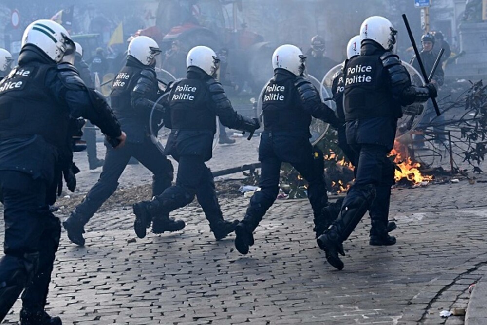 Protest violent în Bruxelles. Mii de fermieri au ieșit în stradă, polițiștii au folosit tunurile cu apă și gaze lacrimogene - Imaginea 18