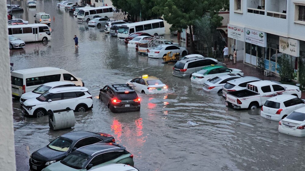 O furtună rară a lovit Emiratele Arabe Unite. Inundații și zboruri perturbate pe aeroportul din Dubai. FOTO&VIDEO - Imaginea 1