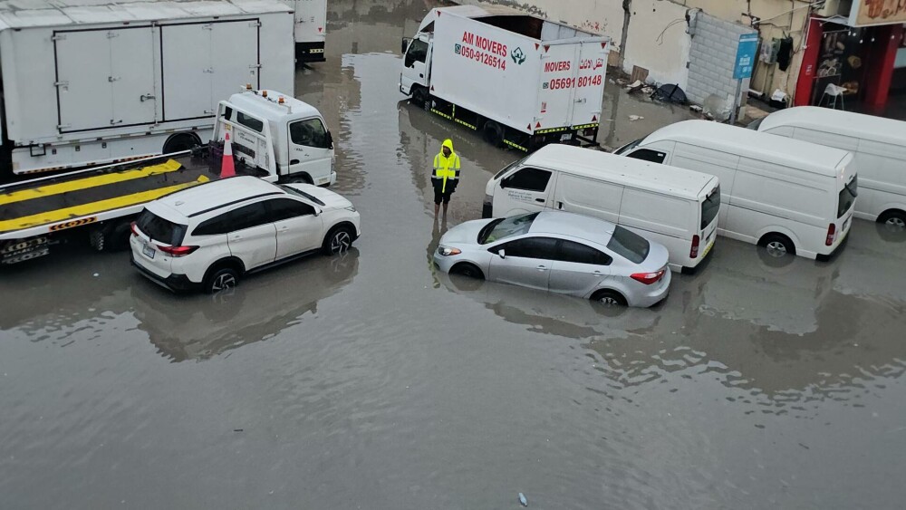 O furtună rară a lovit Emiratele Arabe Unite. Inundații și zboruri perturbate pe aeroportul din Dubai. FOTO&VIDEO - Imaginea 2