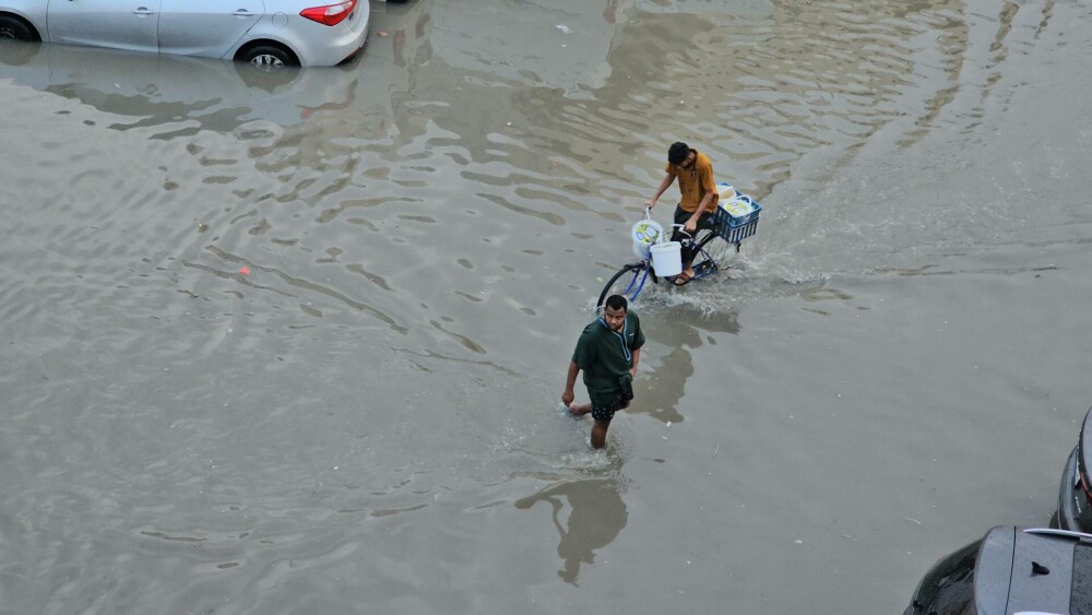 O furtună rară a lovit Emiratele Arabe Unite. Inundații și zboruri perturbate pe aeroportul din Dubai. FOTO&VIDEO - Imaginea 4