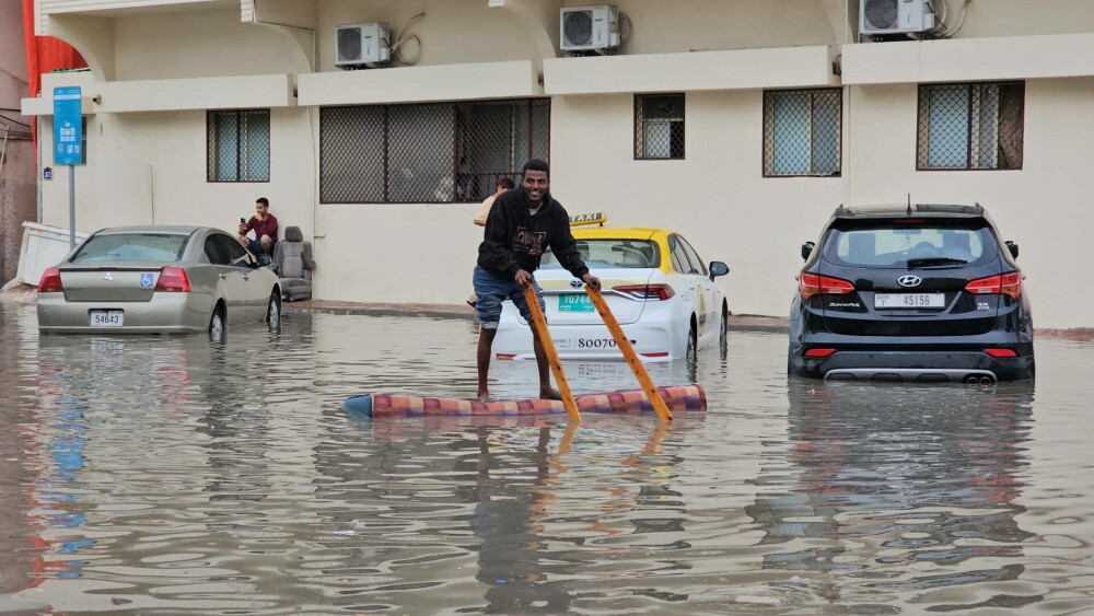 O furtună rară a lovit Emiratele Arabe Unite. Inundații și zboruri perturbate pe aeroportul din Dubai. FOTO&VIDEO - Imaginea 6