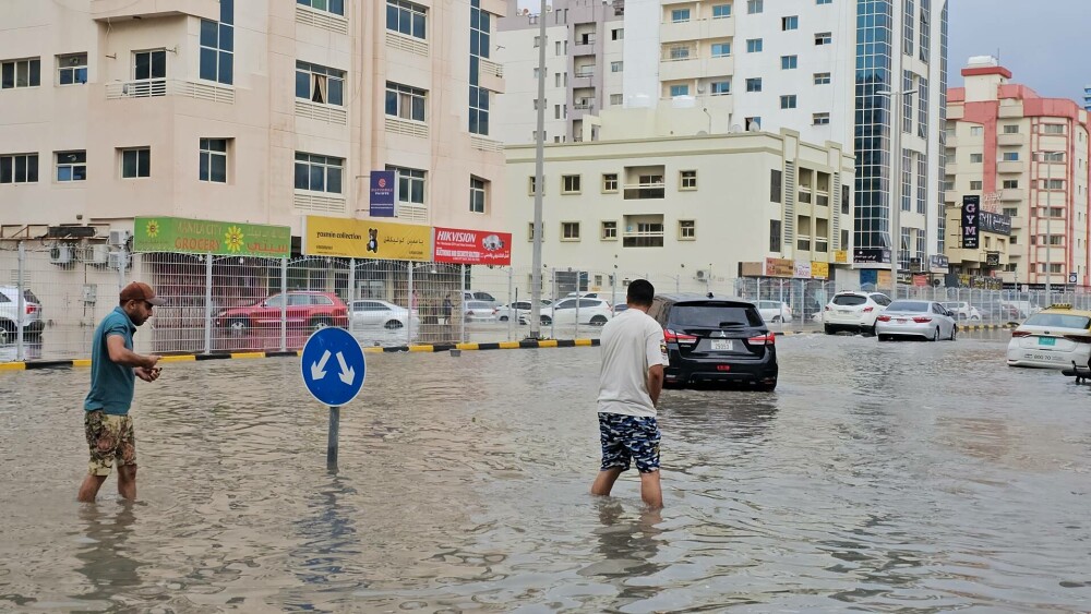 O furtună rară a lovit Emiratele Arabe Unite. Inundații și zboruri perturbate pe aeroportul din Dubai. FOTO&VIDEO - Imaginea 7