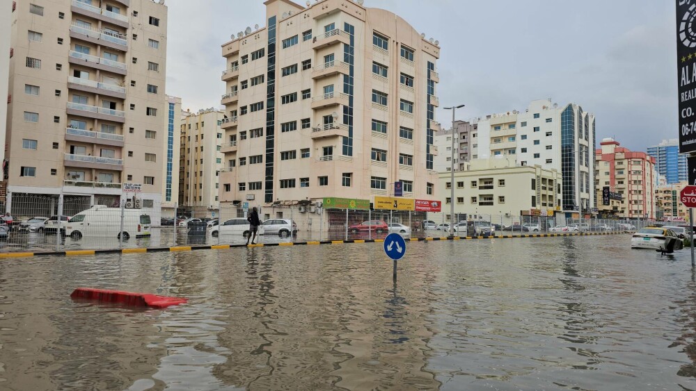 O furtună rară a lovit Emiratele Arabe Unite. Inundații și zboruri perturbate pe aeroportul din Dubai. FOTO&VIDEO - Imaginea 8