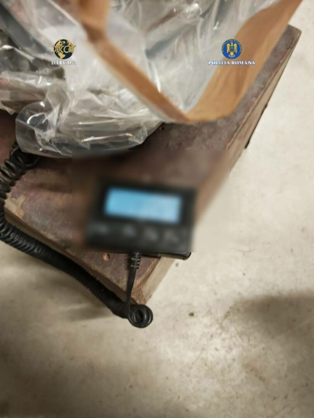Ce au descoperit procurorii DIICOT în două trolere suspecte aduse în București prin curierat. Patru indivizi au fost arestați - Imaginea 3