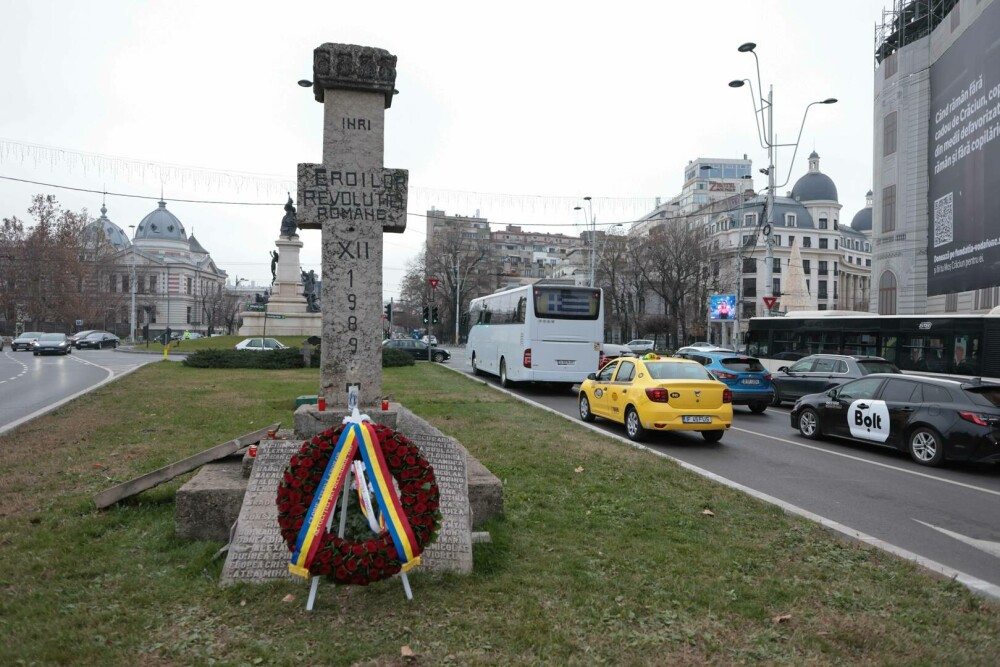 Nicușor Dan a depus o coroană de flori pentru eroii Revoluției din 1989. Mesajul președintelui și premierului României. FOTO - Imaginea 6