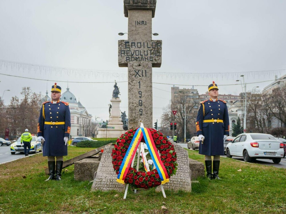 Nicușor Dan a depus o coroană de flori pentru eroii Revoluției din 1989. Mesajul președintelui și premierului României. FOTO - Imaginea 7