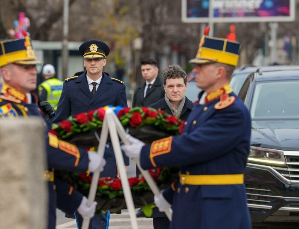 Nicușor Dan a depus o coroană de flori pentru eroii Revoluției din 1989. Mesajul președintelui și premierului României. FOTO - Imaginea 9