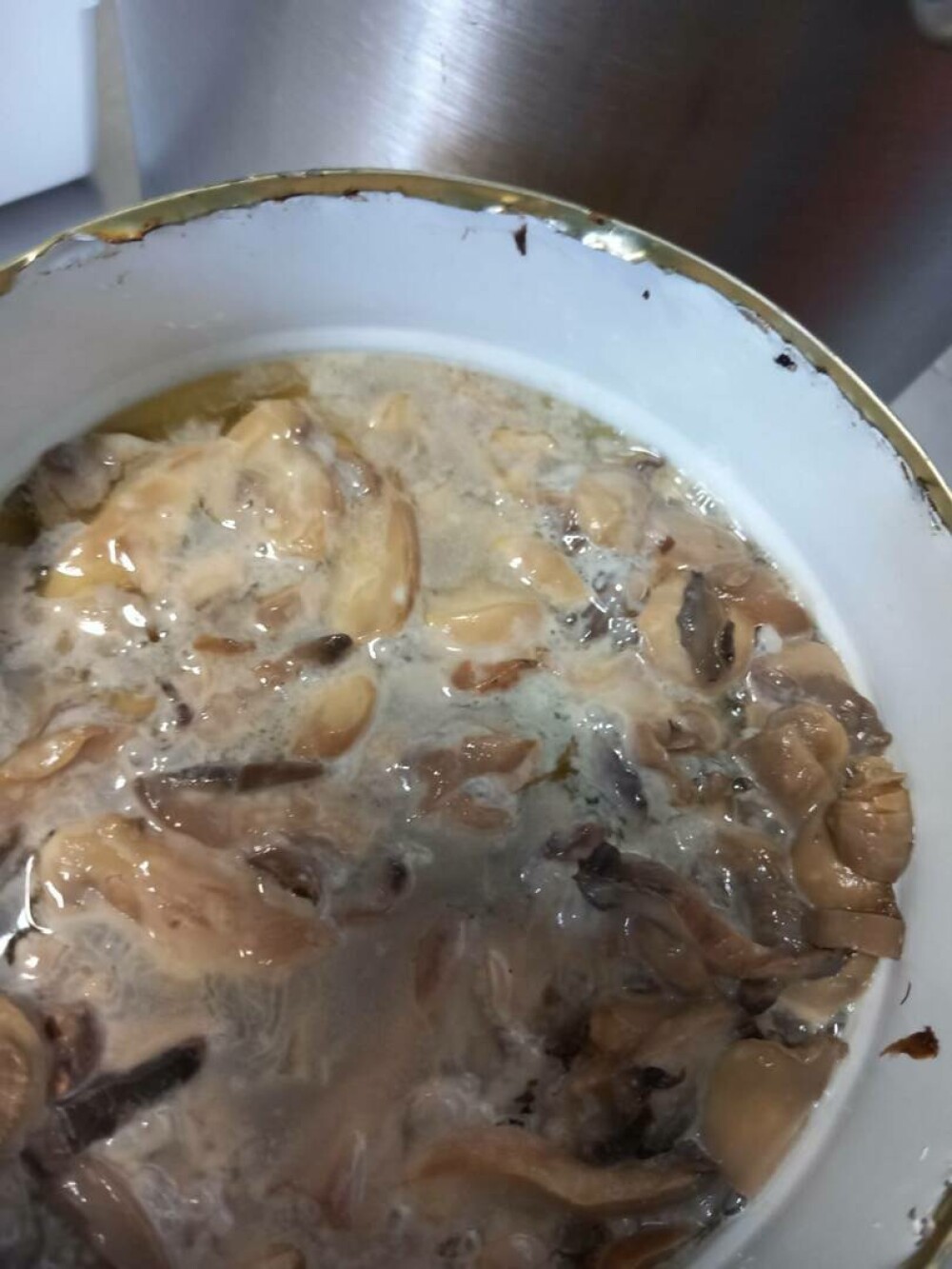 Ce „cadouri” pentru turiști a găsit ANPC în unele stațiuni turistice: produse expirate și echipamente uzate - Imaginea 2