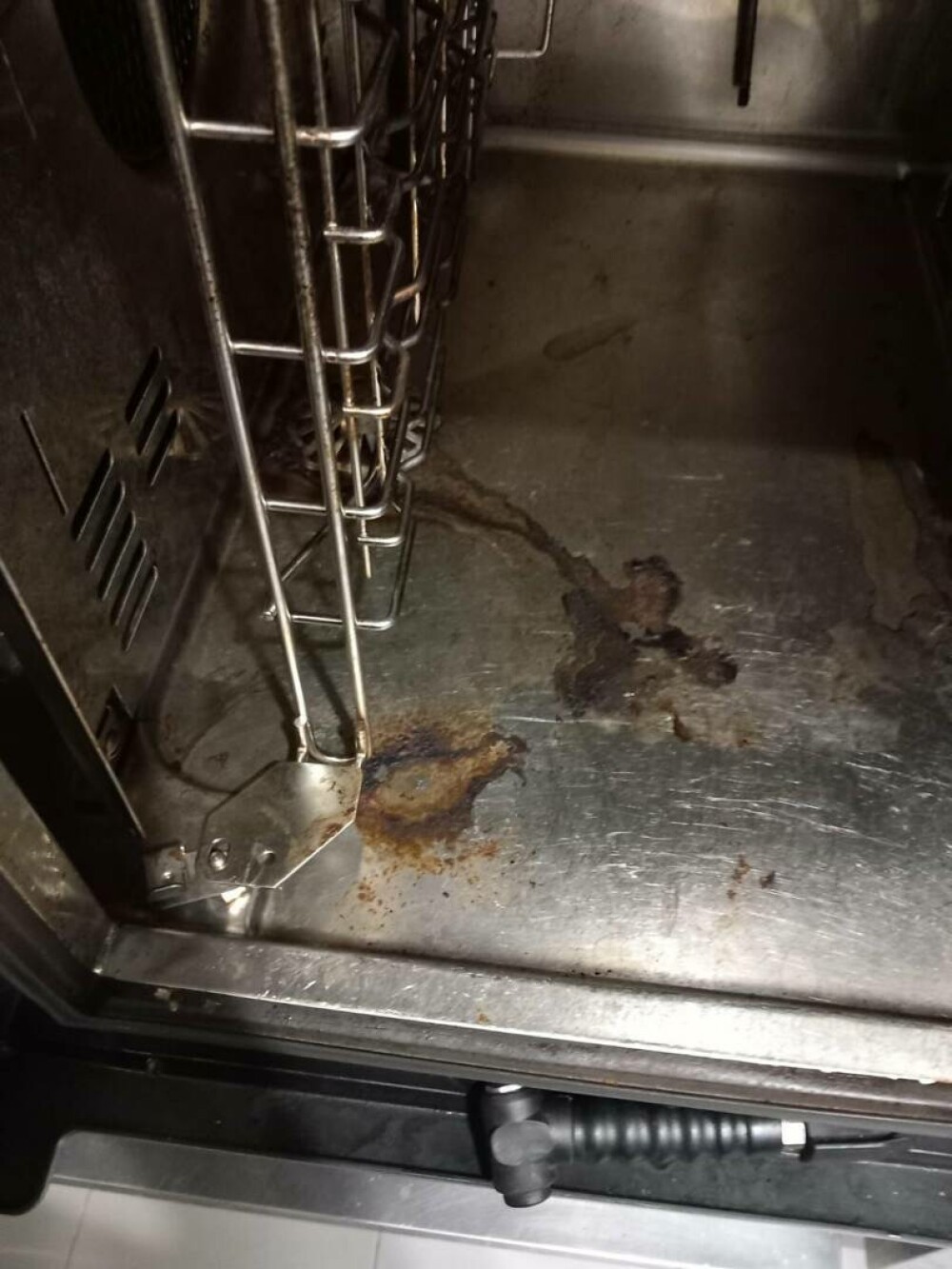 Ce „cadouri” pentru turiști a găsit ANPC în unele stațiuni turistice: produse expirate și echipamente uzate - Imaginea 3