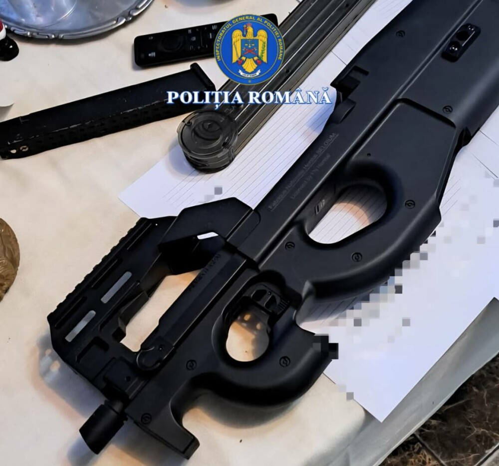 Poliția Română: 32 de arme airsoft, posibil modificate pentru muniție letală, au fost găsite în casa unui bărbat - Imaginea 1