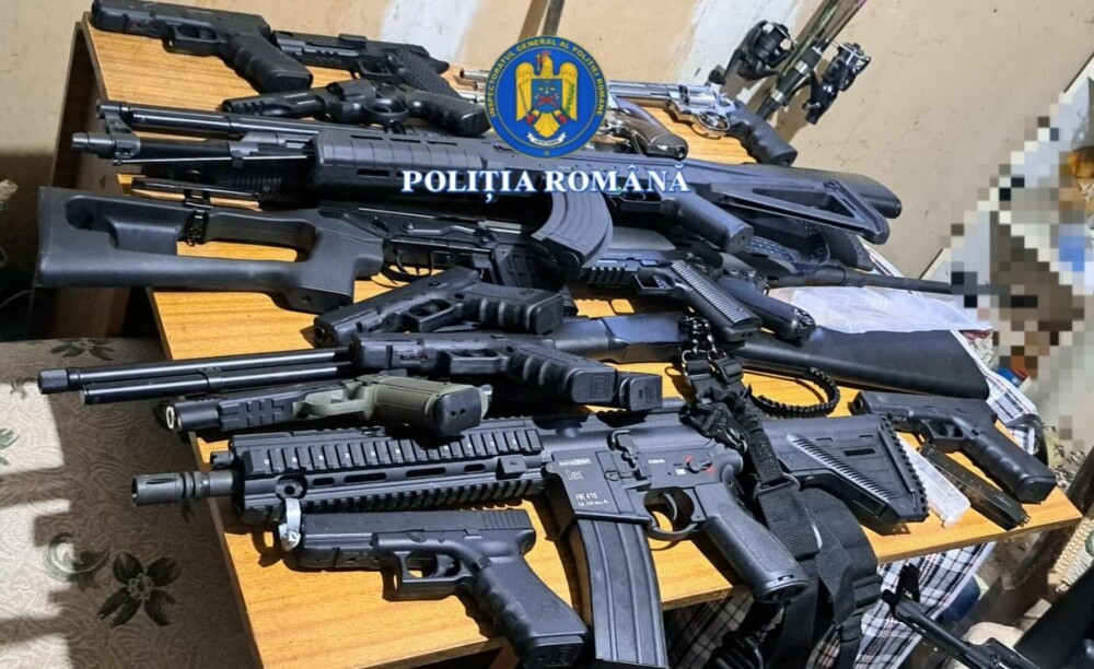 Poliția Română: 32 de arme airsoft, posibil modificate pentru muniție letală, au fost găsite în casa unui bărbat - Imaginea 4