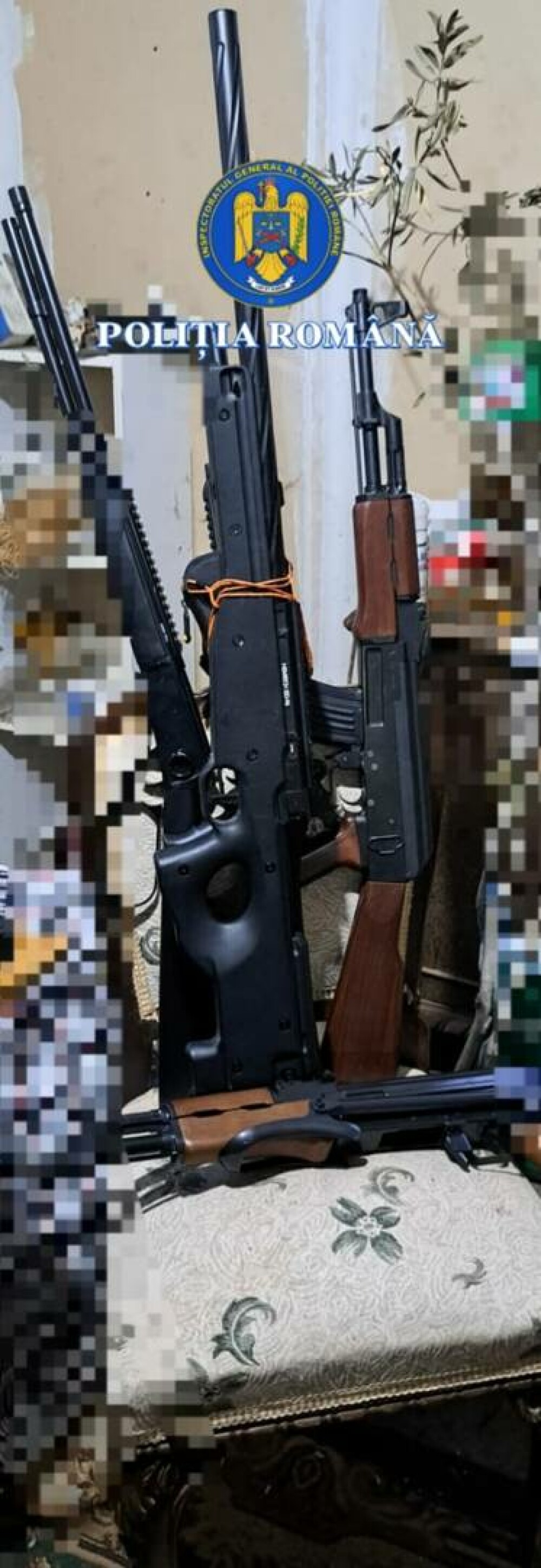 Poliția Română: 32 de arme airsoft, posibil modificate pentru muniție letală, au fost găsite în casa unui bărbat - Imaginea 5