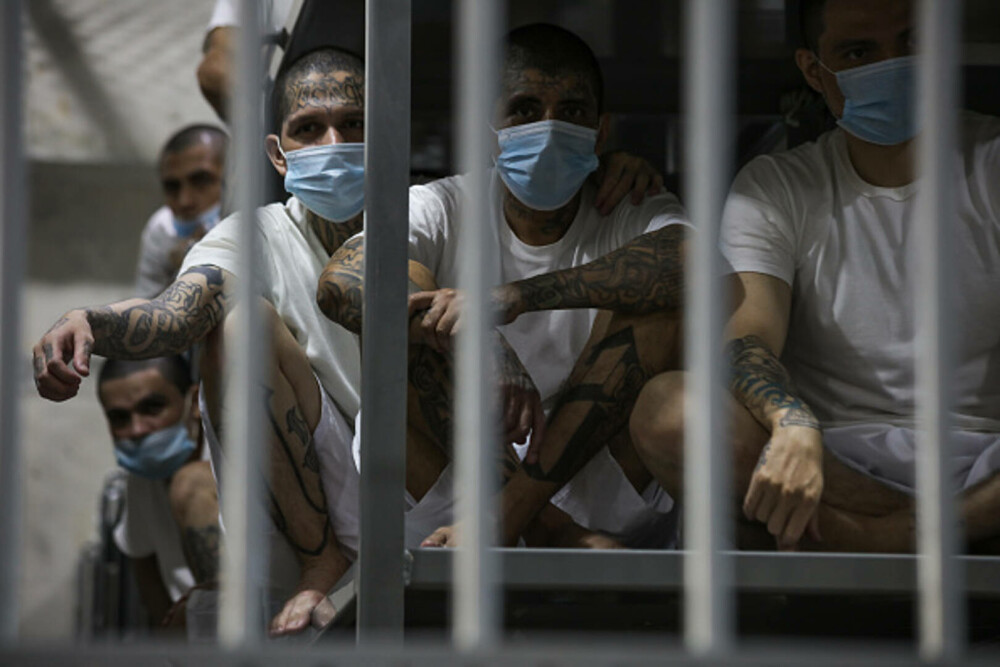 Membrii unei bande de gangsteri din El Salvador au fost condamnaţi la mai multe secole de închisoare. GALERIE FOTO - Imaginea 13