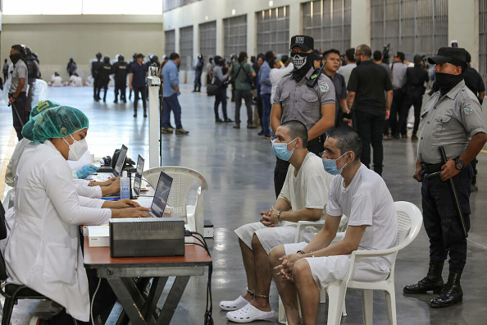 Membrii unei bande de gangsteri din El Salvador au fost condamnaţi la mai multe secole de închisoare. GALERIE FOTO - Imaginea 17