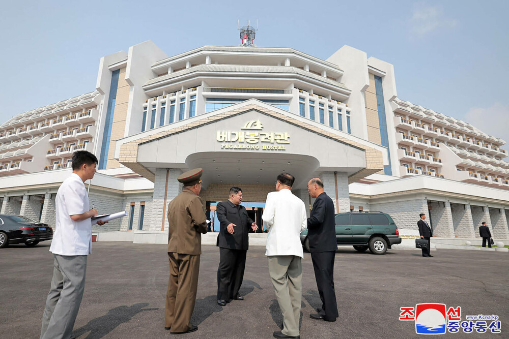 Kim Jong Un şi fiica sa au inaugurat o nouă staţiune montană luxoasă. FOTO - Imaginea 1