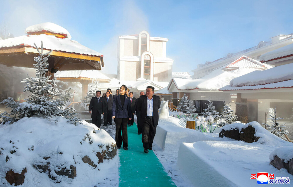 Kim Jong Un şi fiica sa au inaugurat o nouă staţiune montană luxoasă. FOTO - Imaginea 7