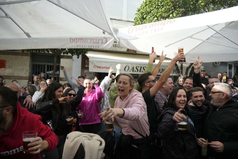 Locuitorii unui sat spaniol devastat de un incendiu au câștigat 468 de milioane de euro la loteria de Crăciun. VIDEO - Imaginea 3