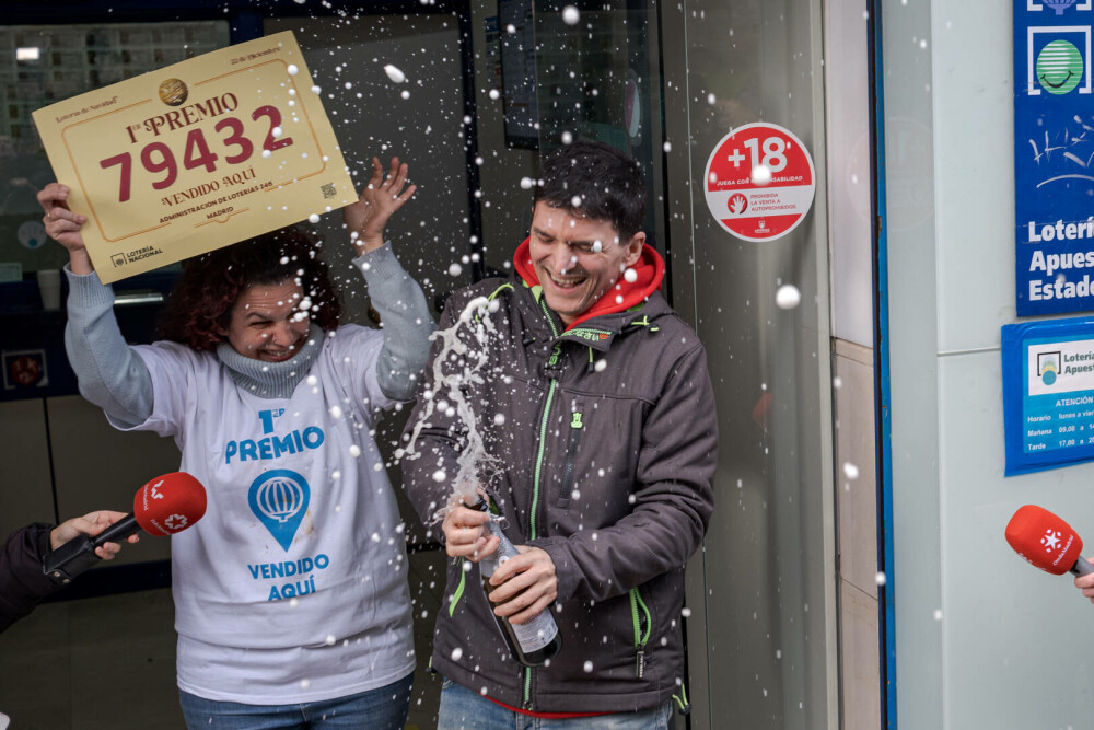 Locuitorii unui sat spaniol devastat de un incendiu au câștigat 468 de milioane de euro la loteria de Crăciun. VIDEO - Imaginea 5