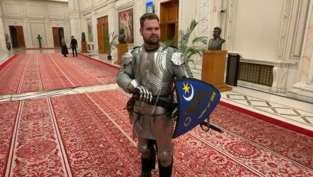 VIDEO. Un bărbat îmbrăcat în armură medievală, înarmat cu scut și sabie, a venit în Parlamentul României cu un deputat PSD - Imaginea 1