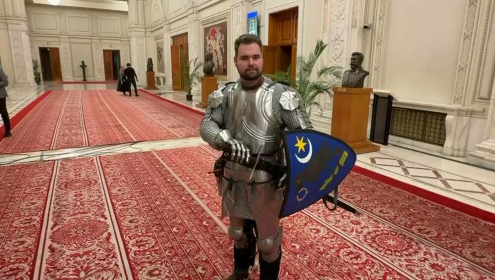 VIDEO. Un bărbat îmbrăcat în armură medievală, înarmat cu scut și sabie, a venit în Parlamentul României cu un deputat PSD - Imaginea 2