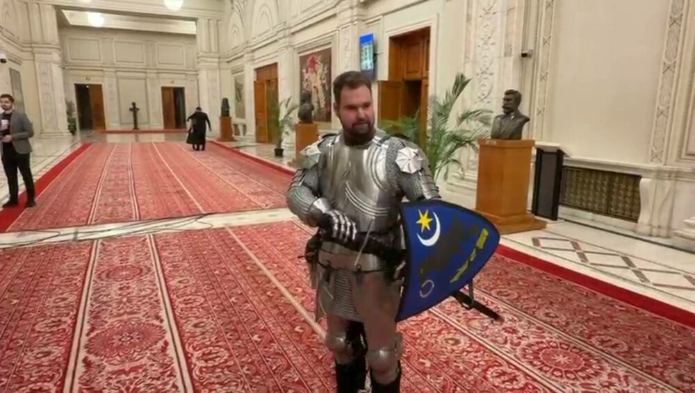 VIDEO. Un bărbat îmbrăcat în armură medievală, înarmat cu scut și sabie, a venit în Parlamentul României cu un deputat PSD - Imaginea 3