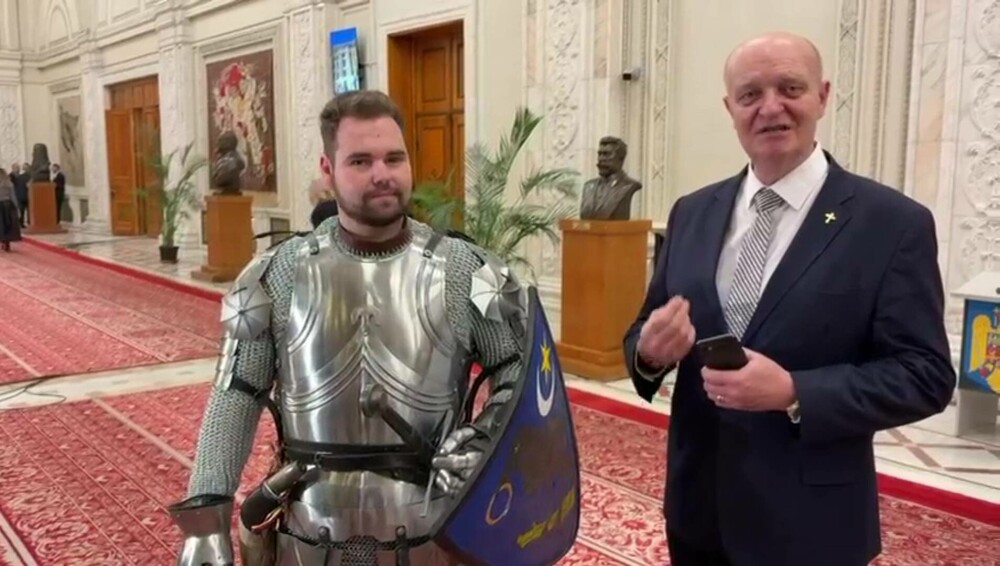 VIDEO. Un bărbat îmbrăcat în armură medievală, înarmat cu scut și sabie, a venit în Parlamentul României cu un deputat PSD - Imaginea 4