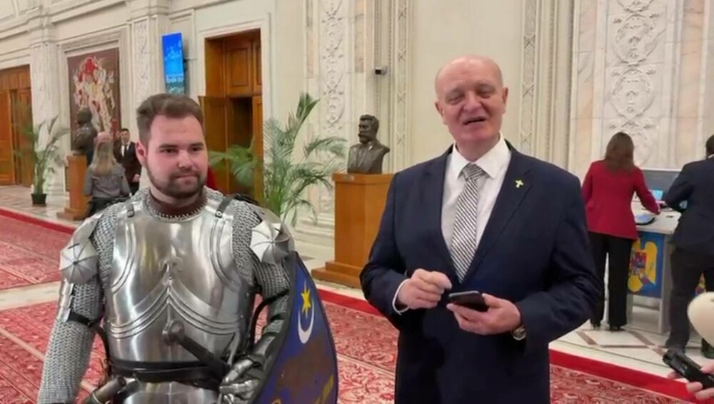 VIDEO. Un bărbat îmbrăcat în armură medievală, înarmat cu scut și sabie, a venit în Parlamentul României cu un deputat PSD - Imaginea 5