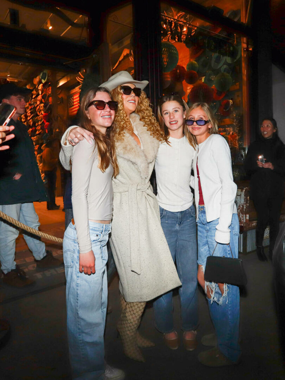 Mariah Carey, apariție elegantă la cumpărături în Aspen. Ce ținută a purtat. GALERIE FOTO - Imaginea 8