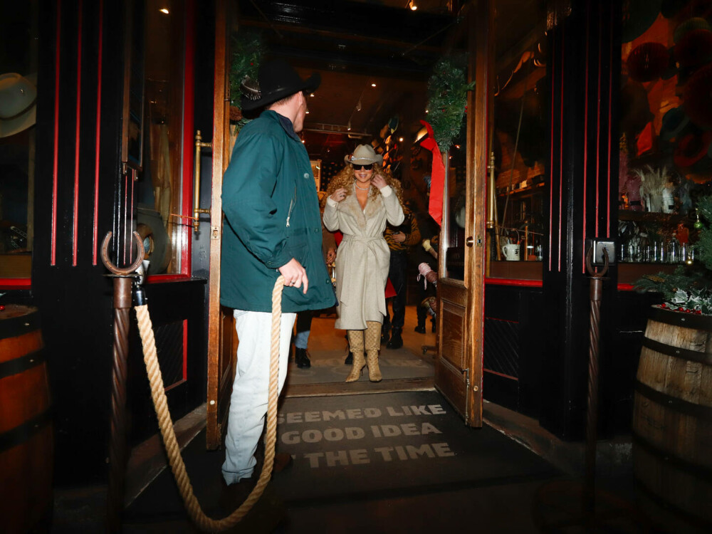 Mariah Carey, apariție elegantă la cumpărături în Aspen. Ce ținută a purtat. GALERIE FOTO - Imaginea 11