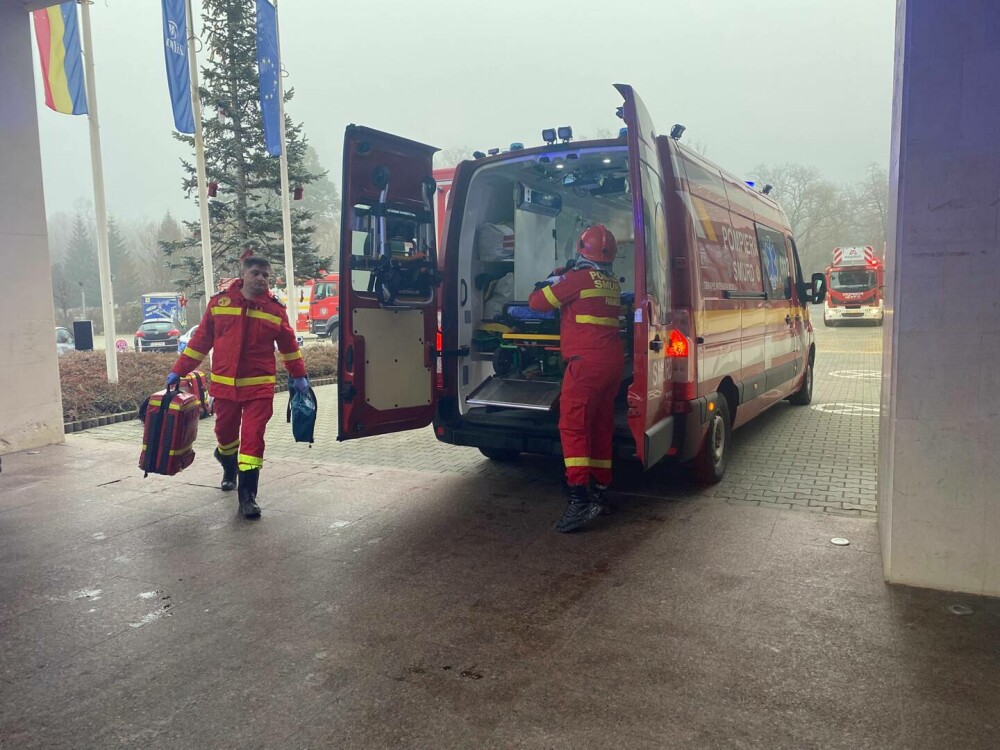 A căzut tavanul care acoperea piscina unui hotel din Sibiu. Trei adulți și patru minori au fost răniți | FOTO - Imaginea 1